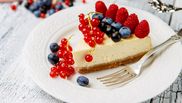 tort cheesecake cu zmeura si afine