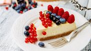 tort cheesecake cu zmeura si afine