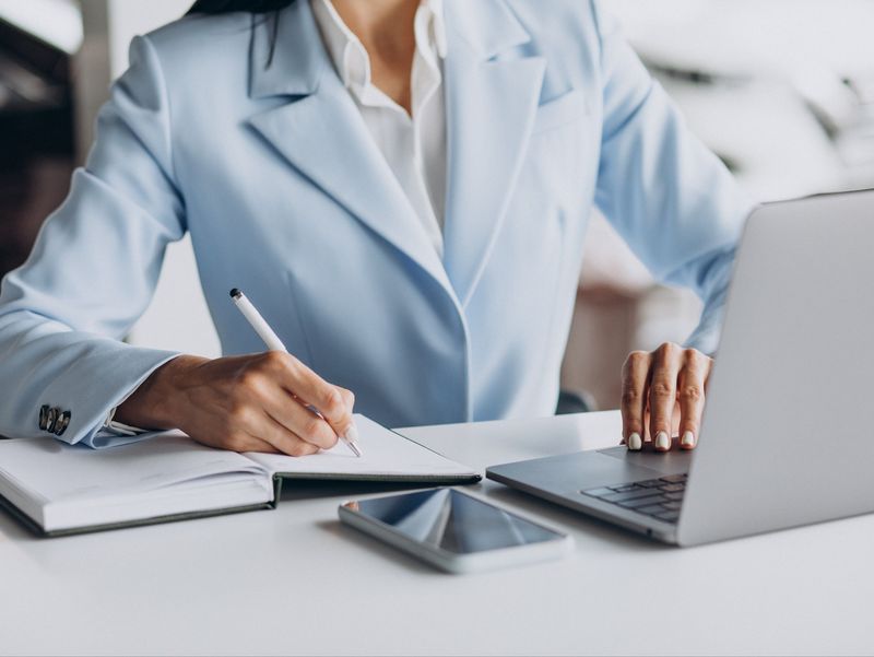 Femeile din Rom&acirc;nia care ies la pensie și se reangajează nu mai pot primi salariu de la stat