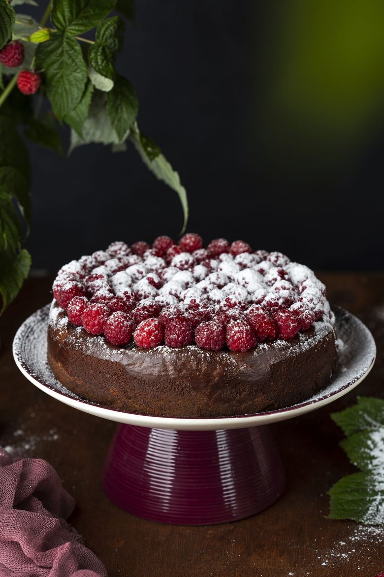 tort cu mousse de ciocolata si zmeura