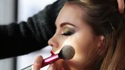 Cum poți să corectezi imperfecțiunile feței din machiaj