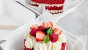 tort red velvet cu zmeura