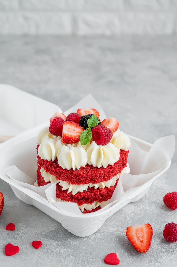 Mini Red Velvet cu frișcă și fructe deasupra. Bucură-te de gustul lor ...
