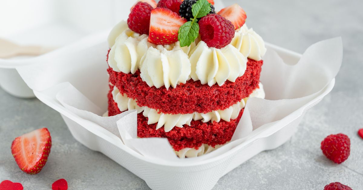 Mini Red Velvet cu frișcă și fructe deasupra. Bucură-te de gustul lor ...