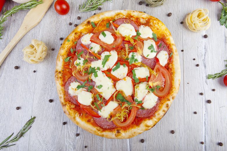 pizza de casa cu blat subtire