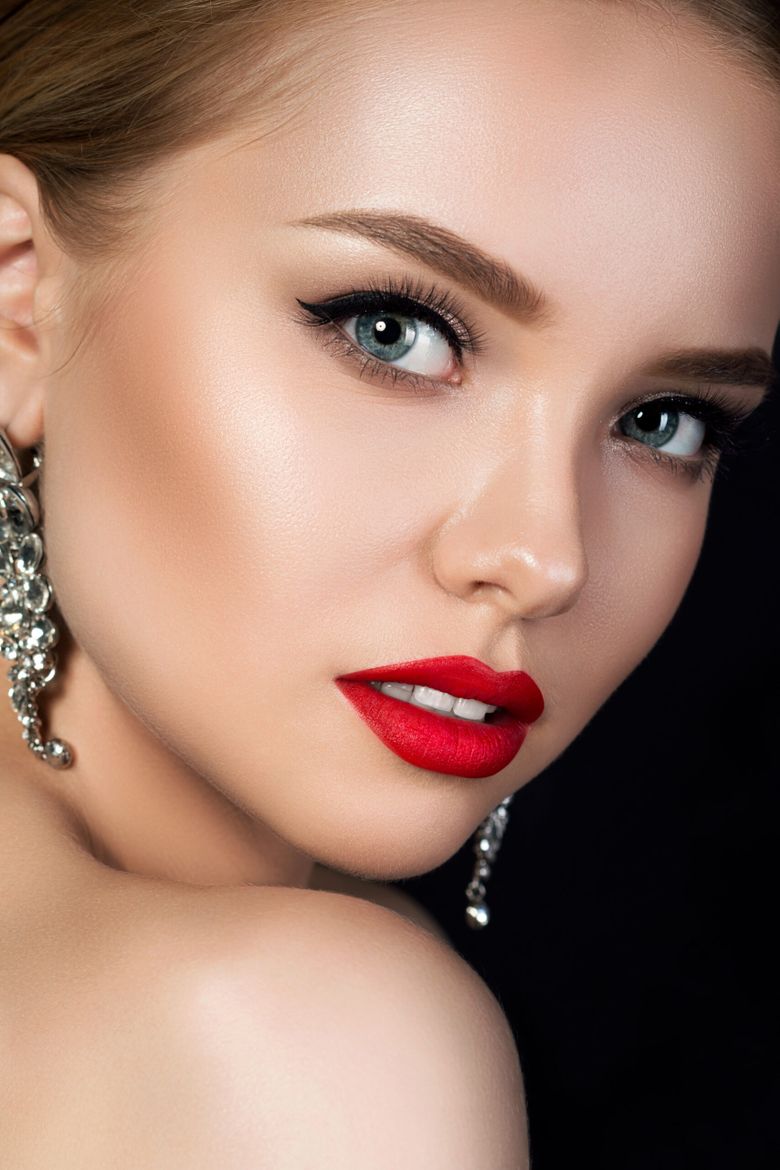 Cum să aplici corect eyeliner-ul pentru un machiaj 