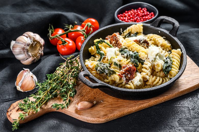 Paste fusilli cu sos cremos de spanac și roșii uscate. Perfectă pentru cineva care caută să își satisfacă pofta de paste!