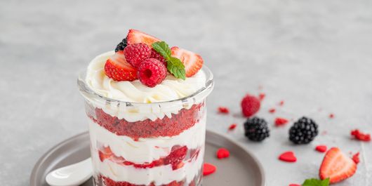 Mini Red Velvet cu frișcă și zmeură proaspătă deasupra. Un desert colorat si gustos!