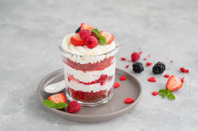 Mini Red Velvet cu frișcă și zmeură proaspătă deasupra. Un desert colorat si gustos!