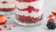 tort red velvet cu zmeura