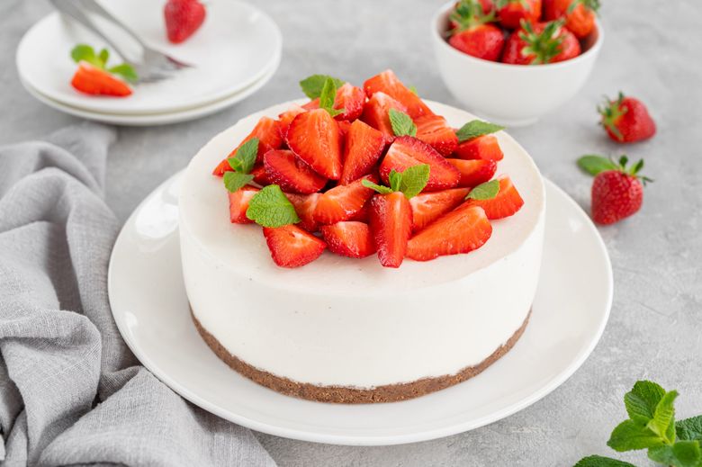 Experimentează aroma unică a cheesecake-ului cu căpșune proaspete și mentă, un desert răcoritor și savuros!
