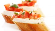 Rețetă de bruschete cu somon și mozzarella