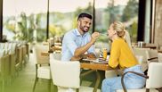 Top 10 cele mai frecvente greșeli pe care femeile le fac la prima întâlnire