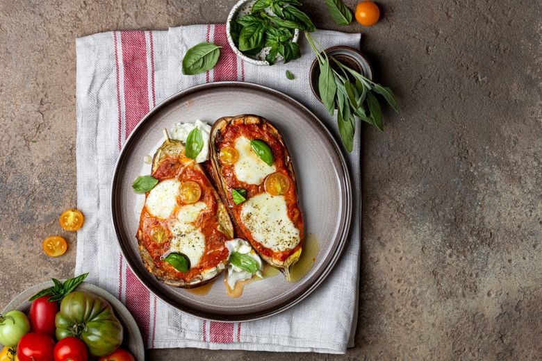 O opțiune sănătoasă și gustoasă pentru cină! Vinete umplute cu brânză mozzarella și gratinate la cuptor