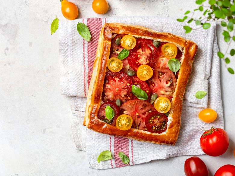 Plăcintă cu foi de patiserie, roșii si busuioc. O poți pregăti &icirc;n orice moment!