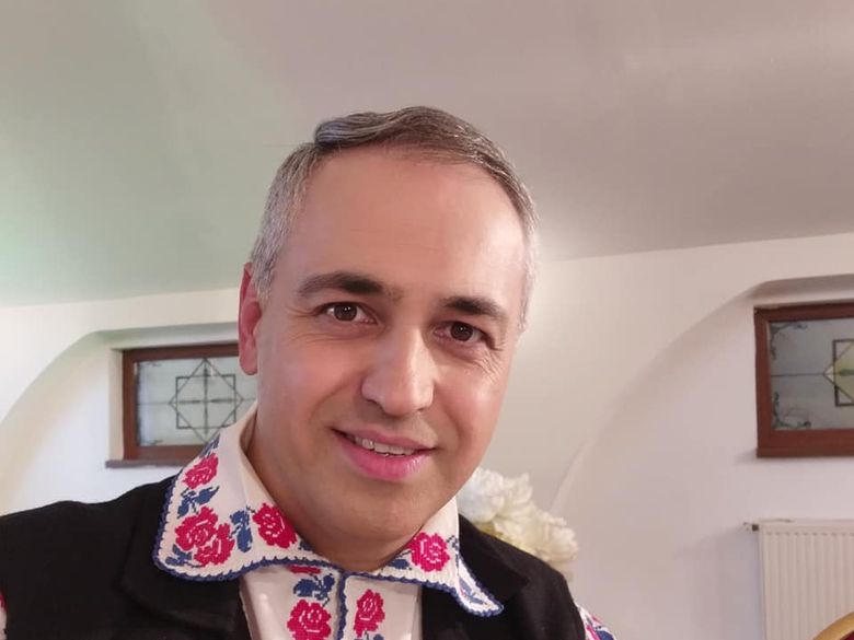 Cine este Nicolae Datcu. ”Mergeam pe câmp să pasc vaca şi cântam de unul singur sau şi cu alţi copii, pe care îi puneam să fie spectatorii mei.”