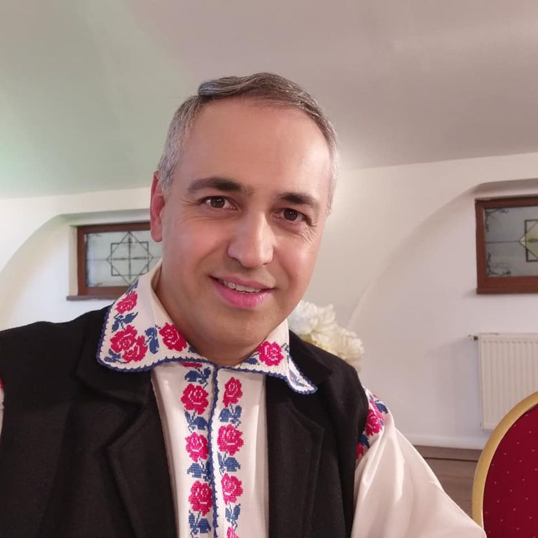Cine este Nicolae Datcu. ”Mergeam pe câmp să pasc vaca şi cântam de unul singur sau şi cu alţi copii, pe care îi puneam să fie spectatorii mei.”