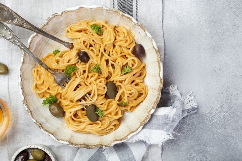 Spaghete în sos de roșii cu măsline și parmezan paste cu parmezan si usturoi