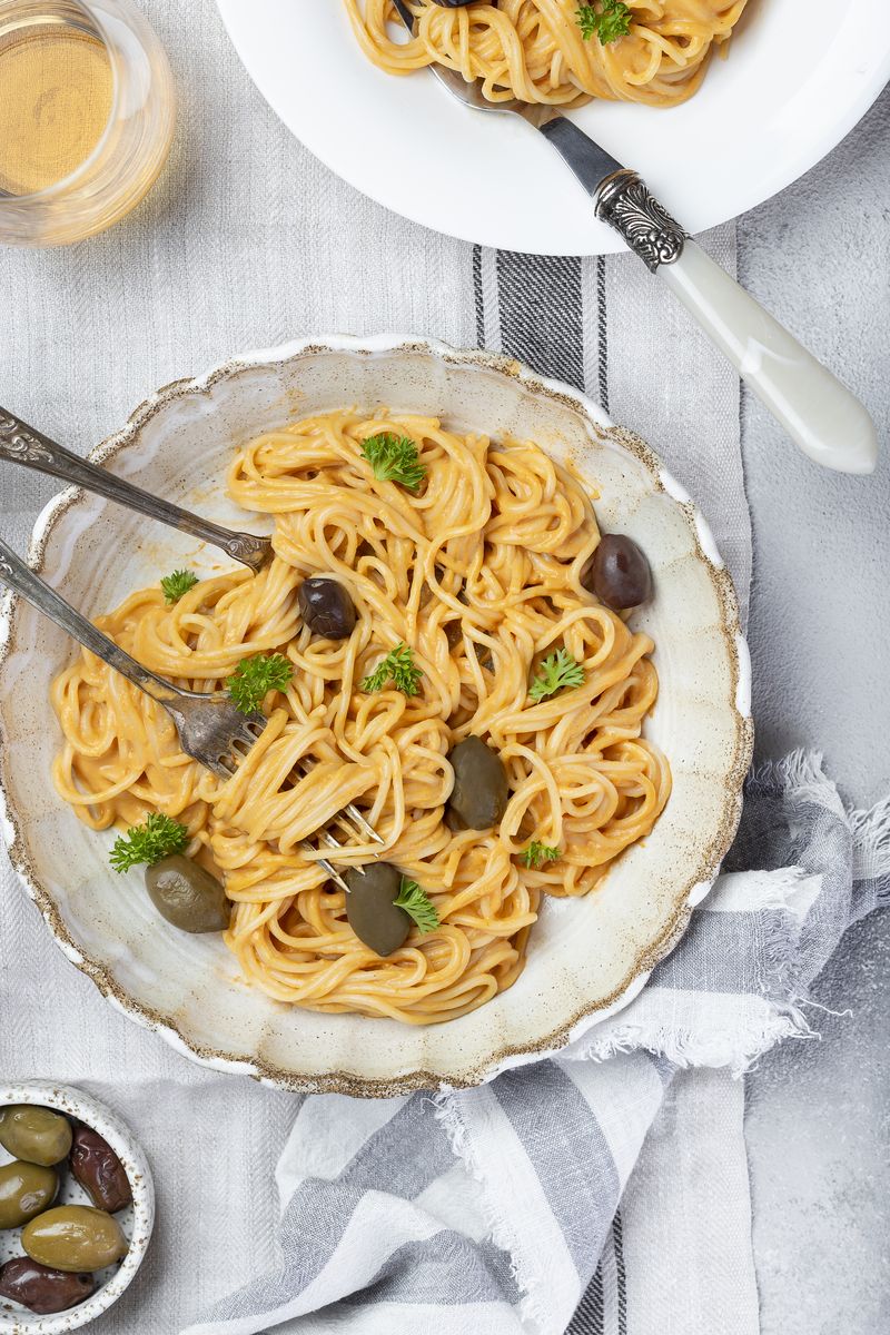 paste cu sos rosu si usturoi