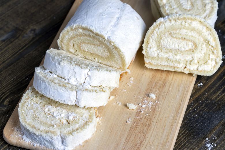 Ruladă cu cremă de brânză de vaci, învelită în zahăr pudră rulada aperitiv cu crema de branza