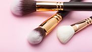 Cum se curăță pensulele de machiaj