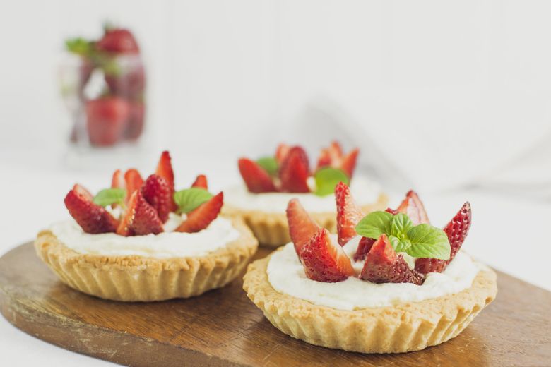 Mini tarte cu cremă de frișcă și căpșune. Un desert pe placul tuturor!