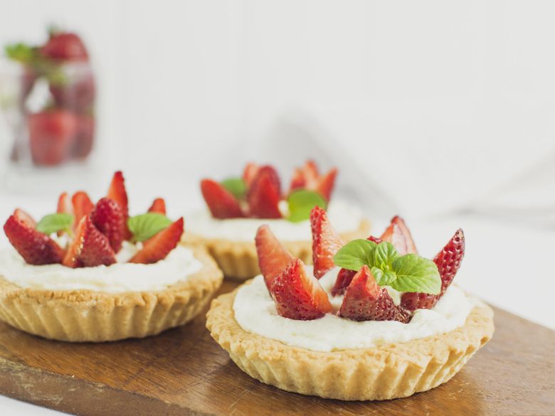 Mini tarte cu cremă de frișcă și căpșune. Un desert pe placul tuturor! Mini tarte cu cremă de frișcă și căpșune. Un desert pe placul tuturor!