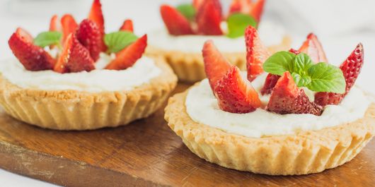 Mini tarte cu cremă de frișcă și căpșune. Un desert pe placul tuturor!