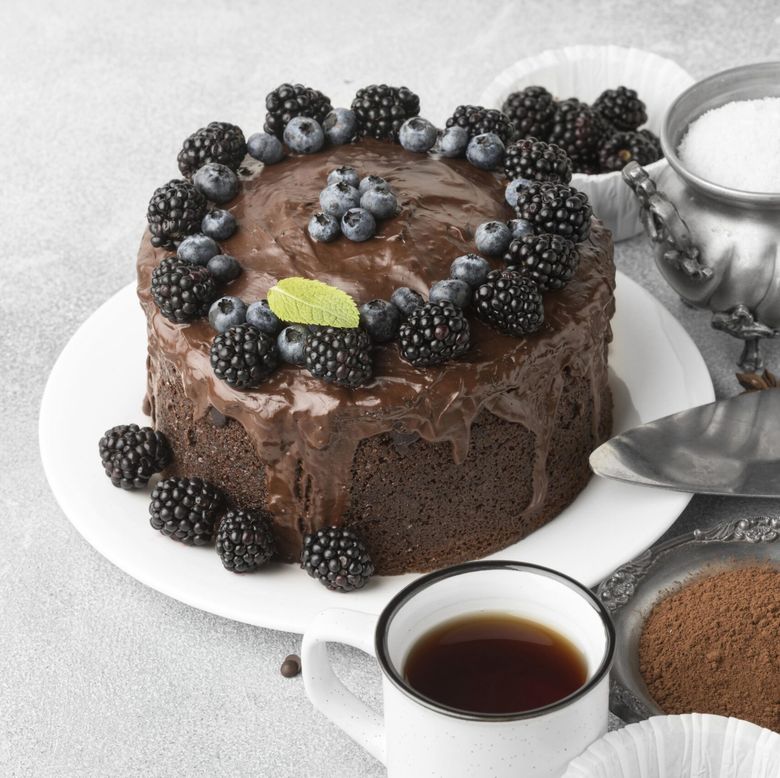Tort de ciocolată cu glazură de ciocolată și mure tort de ciocolata