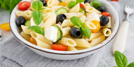 Salată cu paste. Gustă și tu aroma fresh și delicioasă!