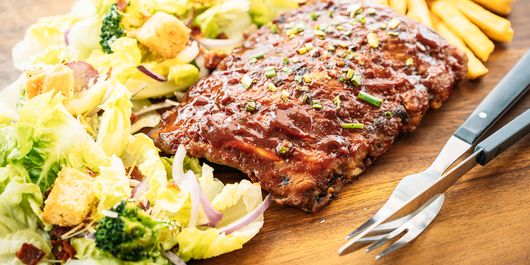 Coaste de porc la grătar cu sos Barbecue, cartofi prăjiți și salată. Un preparat potrivit pentru un weekend în familie!
