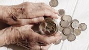 Cum pot pensionarele să beneficieze de bani în plus