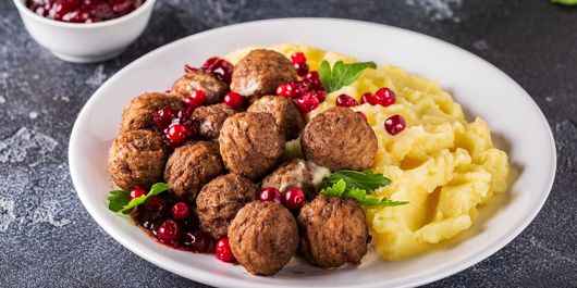 Descoperă secretele bucătăriei suedeze! Chifteluțe suculente cu piure de cartofi cremos și semințe de rodii, o combinație gustativă deosebită