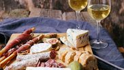  Cum să alegi tipul de vin în funcție de gustul și textura brânzei