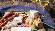  Cum să alegi tipul de vin în funcție de gustul și textura brânzei