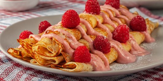 Clătite cu topping de iaurt și bucățele de zmeură proaspătă. O combinație deosebită de arome și culori!