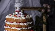 tort cu frisca si capsuni