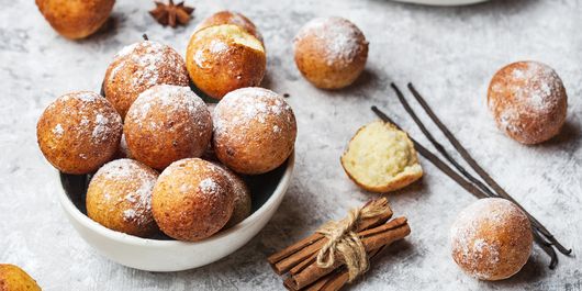 Gogoși mici din brânză, acoperite cu zahăr pudră. Te va surprinde gustul!