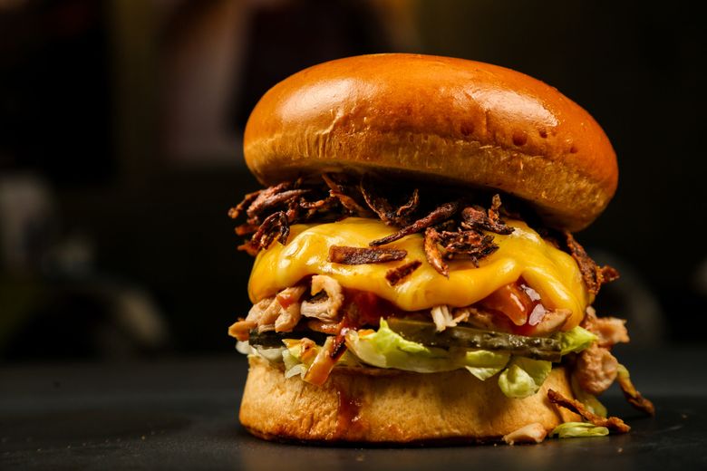 Cine a inventat burgerul. Povestea inventatorului burgerului și impactul său în industria alimentară