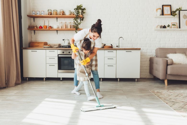 Ce se întâmplă dacă pui sare peste mop Ce se întâmplă dacă pui sare peste mop. Descoperă trucul surprinzător al gospodinelor!