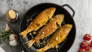 Cum trebuie să prepari peștele ca să nu se lipească de tigaie