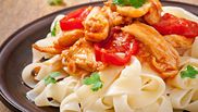 paste tagliatelle cu rosii si pui reteta