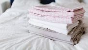 Ce trebuie să adaugi în mașina de spălat atunci când speli lenjeria de pat