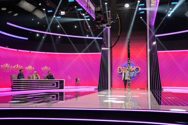 Carina, la control! Raluca Bădulescu, indignată de defilarea concurentei de la “Bravo, ai stil!” Carina, la control! Raluca Bădulescu, indignată de defilarea concurentei de la “Bravo, ai stil!”