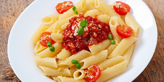Paste bolognese cu parmezan și busuioc. Pregătește-i o surpriză partenerului de viață!