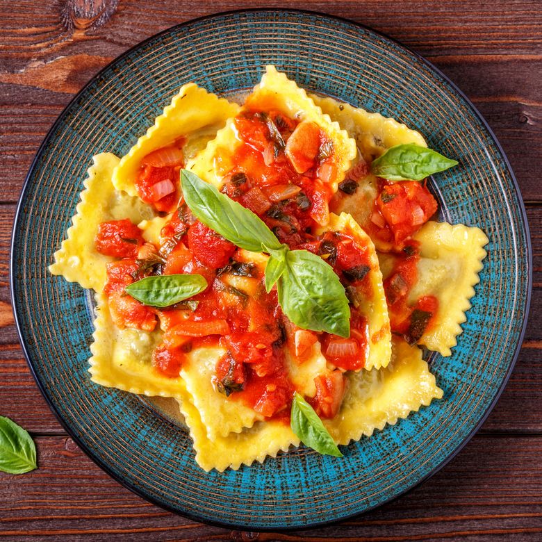 Paste ravioli cu sos de roșii și busuioc retete de paste