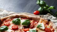 pizza cu sos de rosii si mozzarella