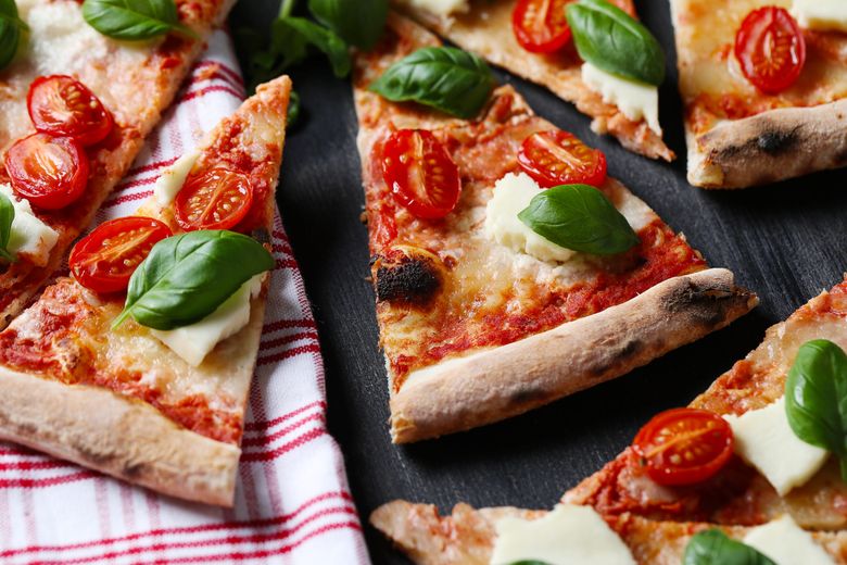 Pizza cu mozzarella, roșii cherry și busuioc retete de gustare