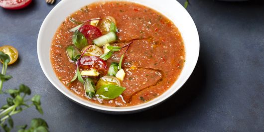 Tradiționala supă rece de roșii, gazpacho. Perfectă pentru o zi toridă de vară!
