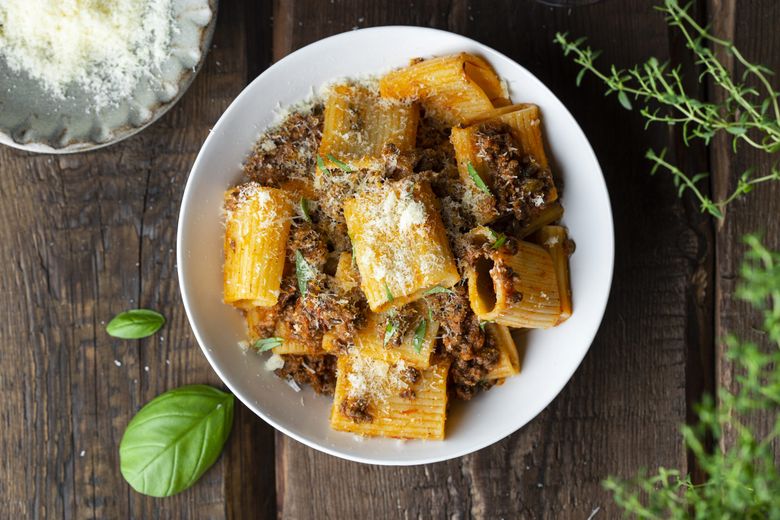 Paste cu sos bolognese, parmezan și busuioc retete de paste